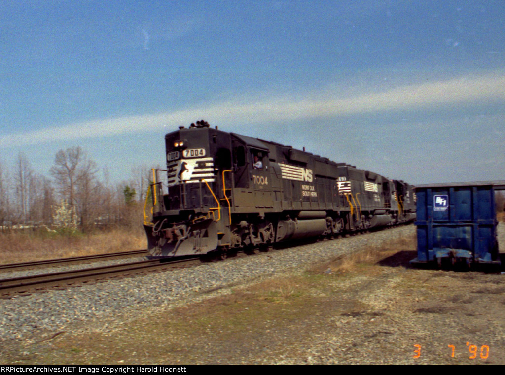 NS 7004 leads a train southbound